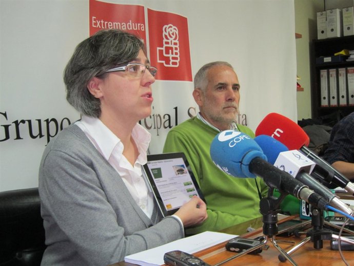 La Diputada Socialista Leire Iglesias Y El Portavoz De Cáceres, Vicente Valle