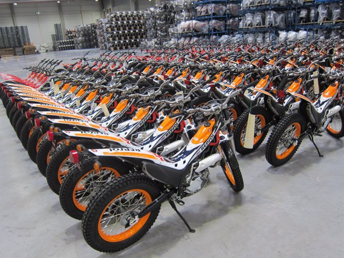 Motocicletas de Honda en el centro logístico de Santa Perpètua 