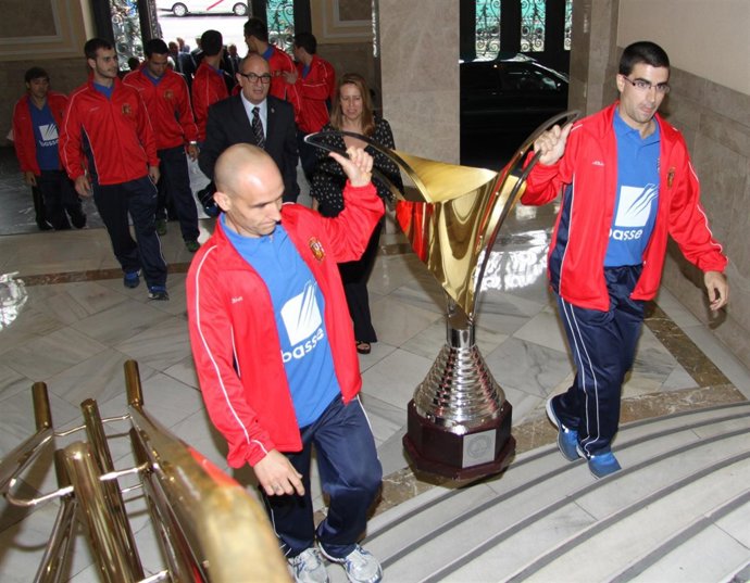 La selección española de hockey patines con la Copa del Mundo 