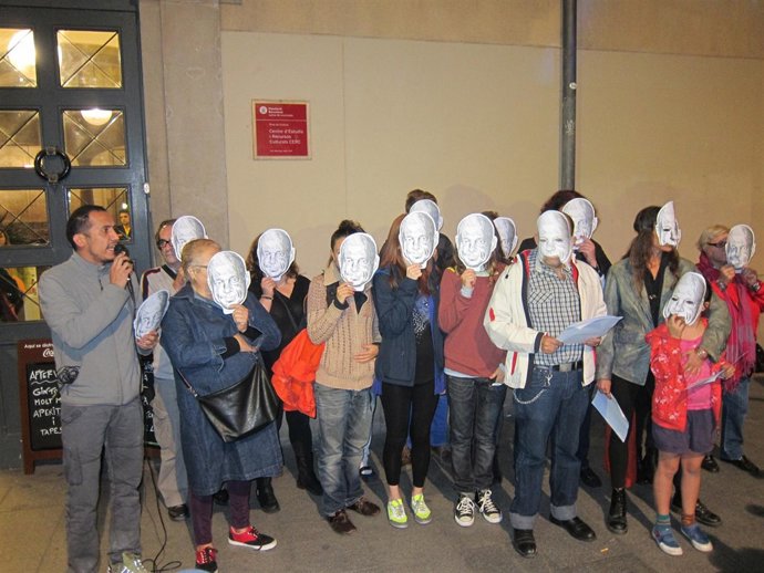 Un grupo de concentrados por la muerte de Juan Andrés Benítez en el Raval