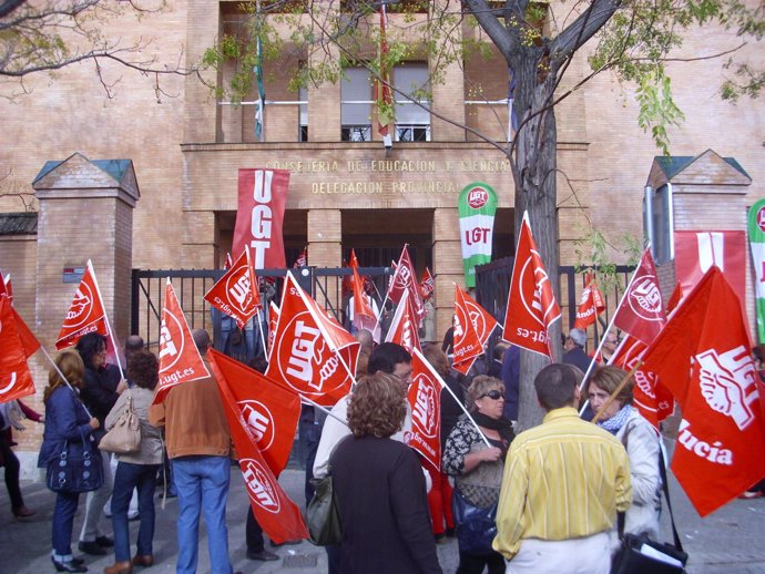Concentración de FSP UGT ante la Delegación de Educación en Sevilla
