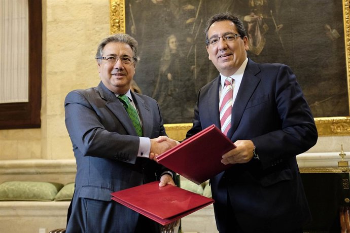 Zoido firma un convenio con el presidente de Fundación Cajasol