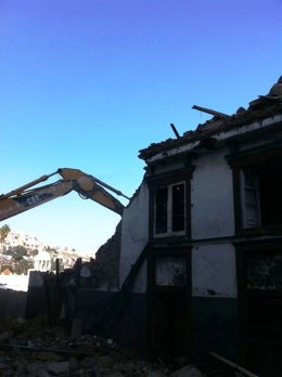 Obras de demolición de las viviendas afectadas por el incendio 
