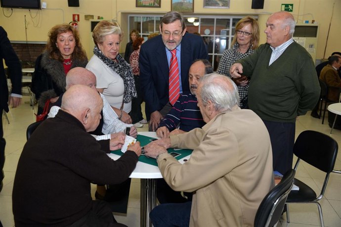 Lissavetzky durante su visita a un centro de mayores                