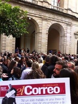 Concentración en defensa de 'El Correo'.
