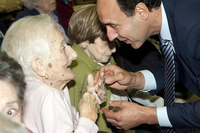 Ignacio Diego con una anciana de la residencia Caridad