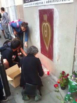 Ofrenda floral en homenaje al hombre muerto tras ser detenido en el Raval