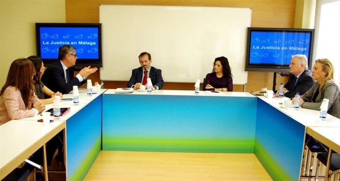 Del Cid, en la reunión con el Colegio de Abogados.