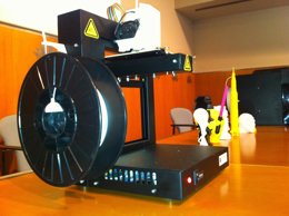 Impresora 3D 'Up!Mini' con algunos de sus diseños
