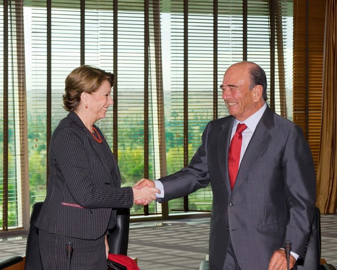 Álvarez y Botín durante la firma del convenio entre el BEI y el Santander