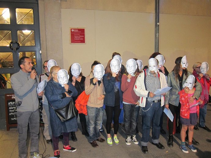 Un grupo de concentrados por la muerte de Juan Andrés Benítez en el Raval