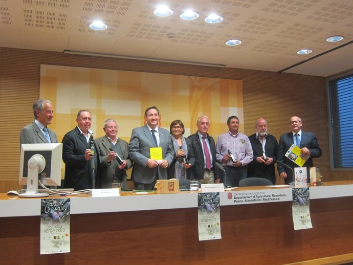 El conseller J.M.Pelegrí con los respresentantes de las DOP de aceite de oliva