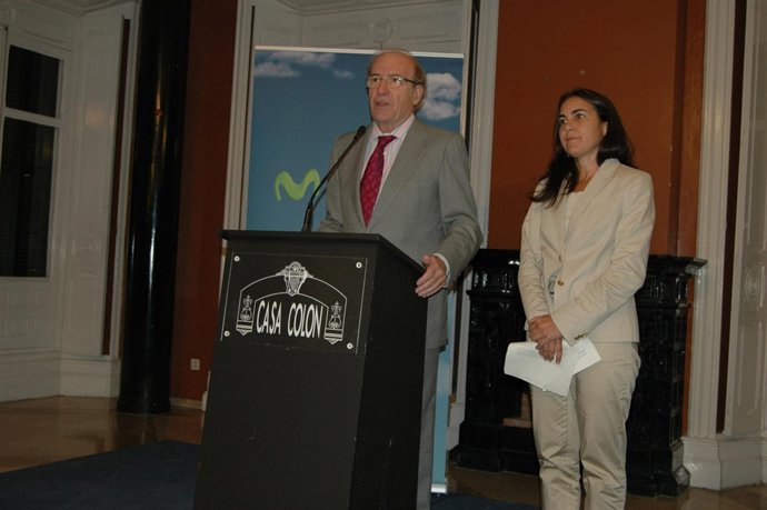 El alcalde de Huelva, Pedro Rodríguez, junto a María Jesús Almazor. 