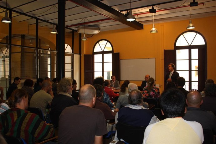 Reunión Cort con artistas callejeros