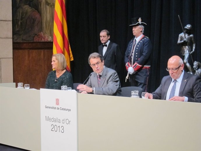 La pta.Del Parlament N.De Gispert,el pte.A.Mas y el secr. Del Govern J.Baiget