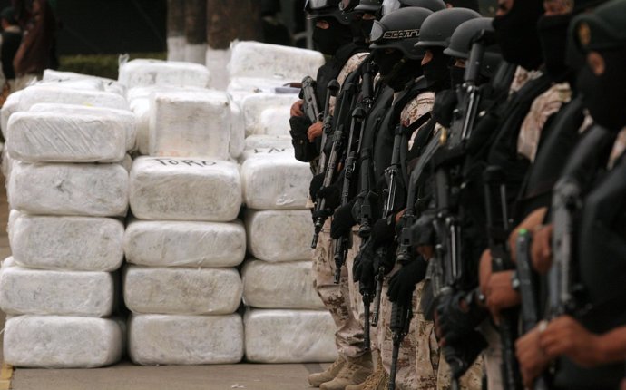 Policía de México con un alijo de marihuana incautado en Tijuana
