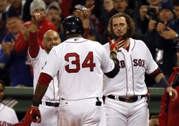 David Ortiz y Shane Victorino, del equipo de béisbol Boston Red Sox 