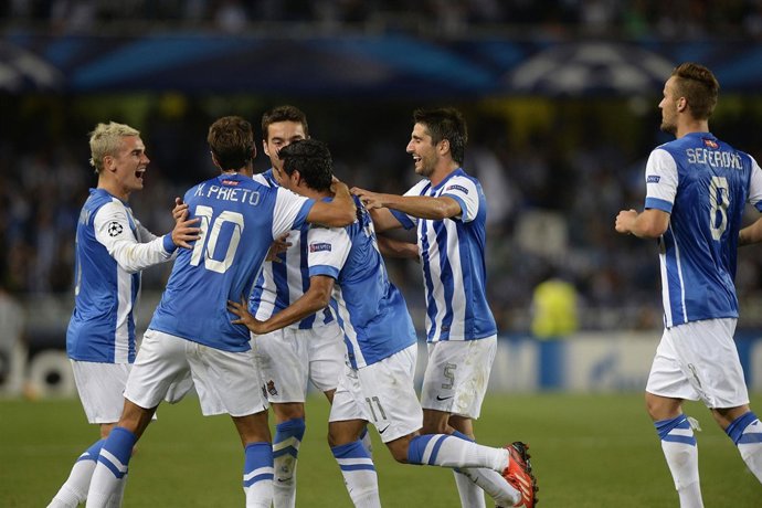 Jugadores de la Real Sociedad celebran un gol en la Champions
