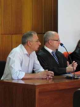 Imagen del acusado de Patiño y su abogado