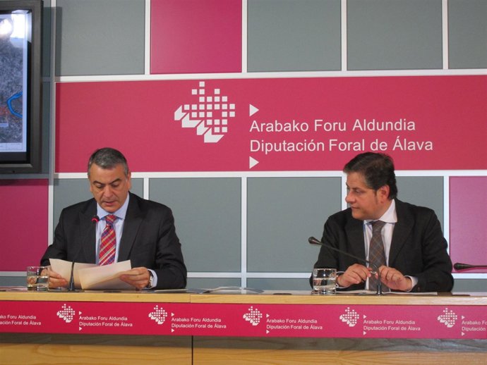 El dipurado general de alalva, javier de andrés a la izquierda de la imagen