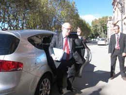El conseller A.Mas-Colell, a su llegada al Parlament con sus Presupuestos