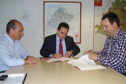 Palacios, Guembe y Legaz, en la firma del acuerdo con el Ayuntamiento de Olite