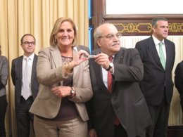 El conseller A.Mas-Colell entrega los Presupuestos a N.De Gispert