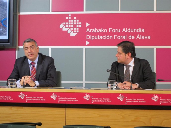 EL DIPUTADO GENERAL DE ALAVA, JAVIER DE ANDRES, A LA IZQUIERDA DE LA IMAGEN