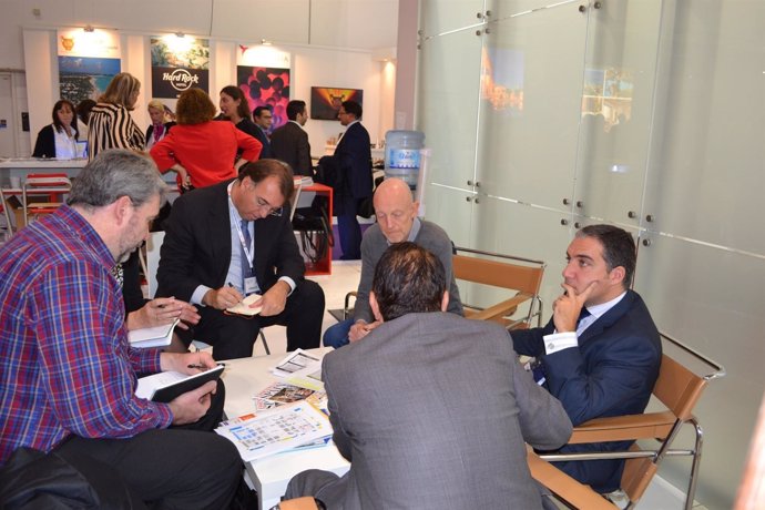 Bendodo reunido en la world travel market con touroperadores