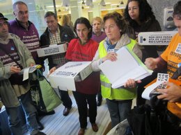 Afectados por preferentes entregan más de 23.000 firmas en la Xunta