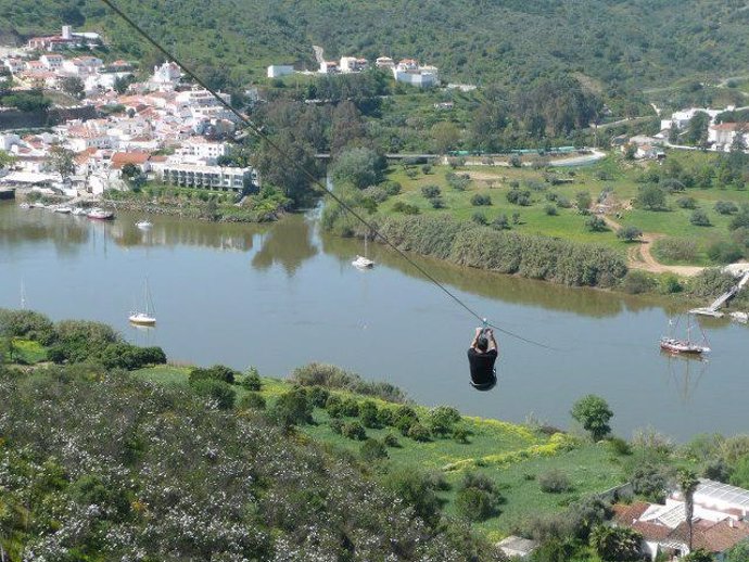 Tirolina de Sanlúcar de Guadiana (Huelva) que cruza el río hacia Portugal.