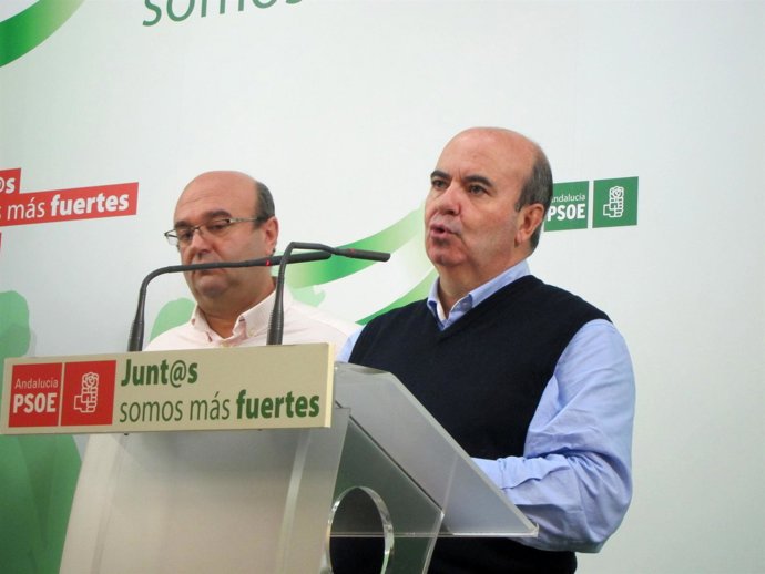 Gaspar Zarrías (d), junto a Javier Sánchez Camacho, en la rueda de prensa.