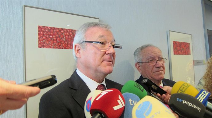 Valcárcel atiende a los medios