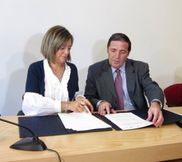 Marcos y Aguado firman el convenio para crear unidades sociosanitarias