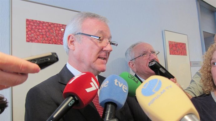 Valcárcel atiende a los medios