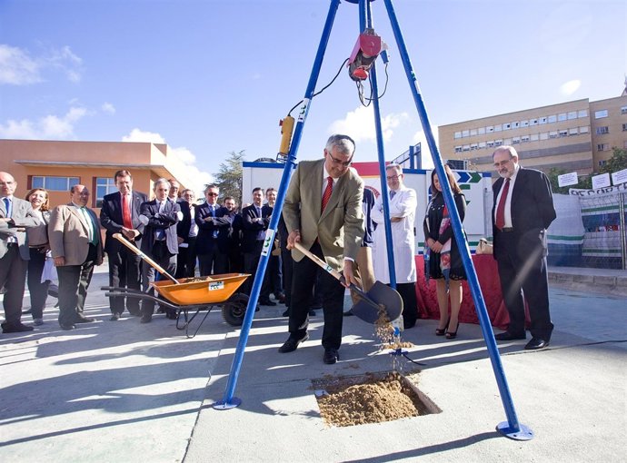 El rector de la US, Antonio Ramírez de Arellano, coloca la primera piedra