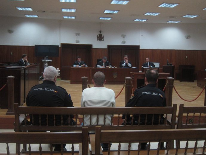 Juicio al acusado de incendiar la puerta de casa