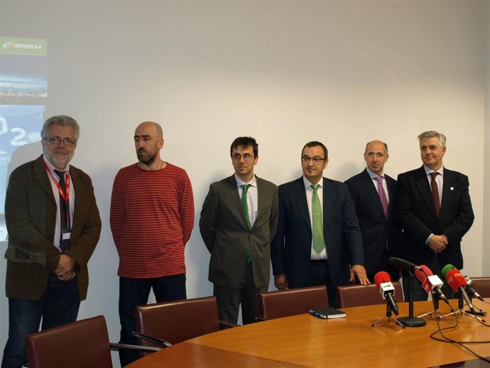 Investigadores que trabajan en un prototipo que elimina el CO2