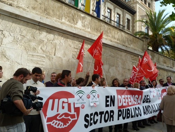 Concentración de empleados públicos contra los recortes convocados por UGT