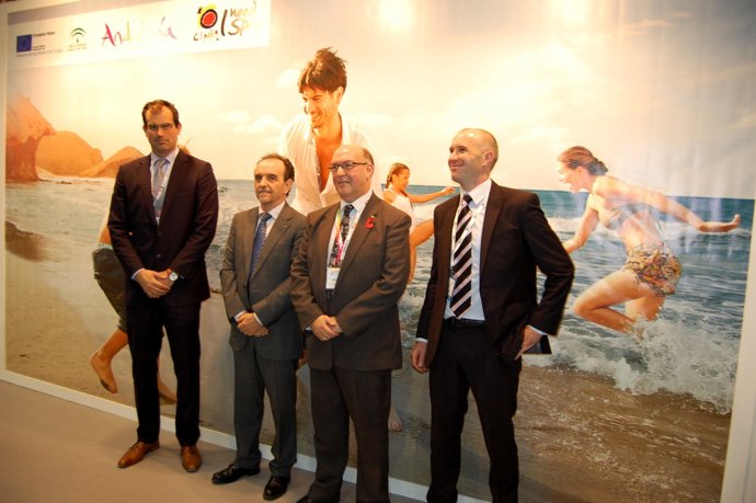 El consejero de Turismo y Comercio, Rafael Rodríguez, con operadores británicos