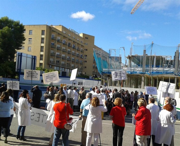 Representantes sindicales protestan en el Virgen del Rocío