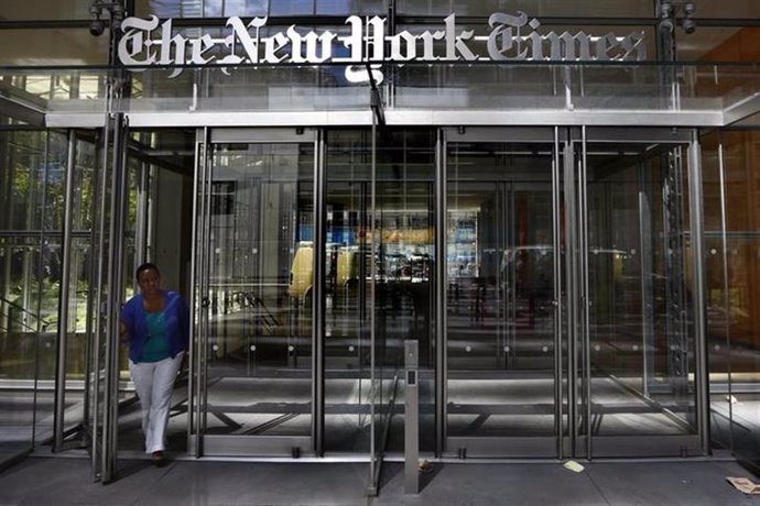 Una mujer sale del edificio de diario New York Times en Nueva York.
