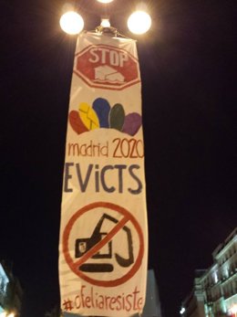 Chico encaramado a una farola