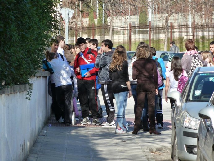 Adolescentes y niños  en la aentrada de un centro escolar