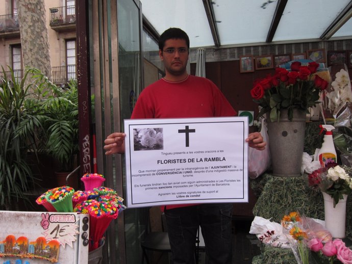 El pte de las floristas J.Moya muestra cartel que sustituirá a los souvenirs