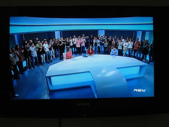 Trabajadores de RTVV aplauden en plató tras la lectura de su comunicado.