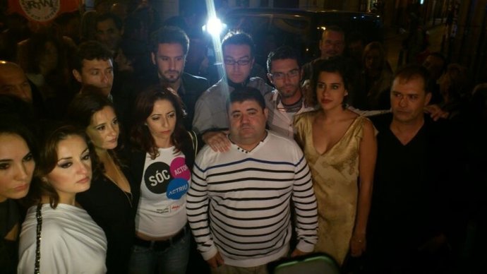 Actores de 'L'Alqueria Blanca' en la concentración contra el cierre de RTVV