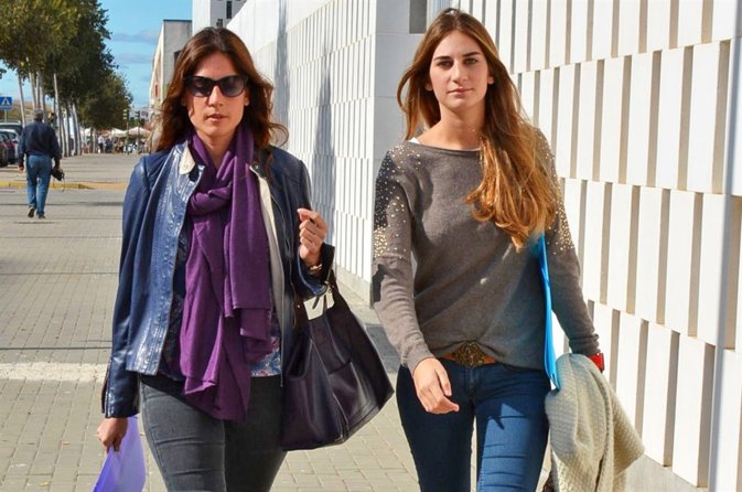 Lourdes Montes acude a la escuela sevilla de moda con su hermana