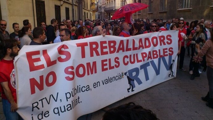 Concentración de trabajadores de RTVV a las puertas del Palau