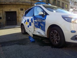 Coche Policía Local tras un accidente en Oviedo